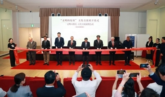 中外嘉賓共同為“文明的綻放”文化交流展開幕式剪彩。中國外文局國際傳播發(fā)展中心供圖