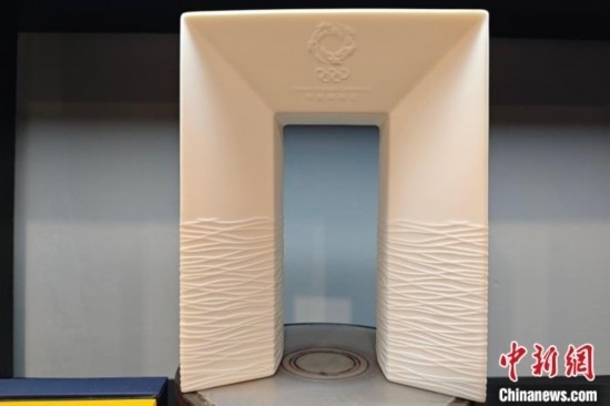 白瓷作品《凱旋尊》巧妙融合了法國(guó)與中國(guó)最具象征意義的藝術(shù)形式和元素進(jìn)行再創(chuàng)造。 吳冠標(biāo) 攝