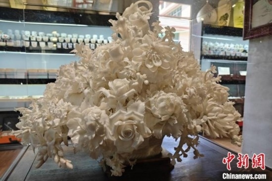 福建德化陶瓷以“白”見(jiàn)長(zhǎng)，因白如雪、明如鏡、薄如紙、聲如磬、潤(rùn)如玉而享譽(yù)世界。 吳冠標(biāo) 攝