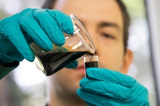 2022年5月24日，在匈牙利薩茲豪隆包陶多瑙河煉油廠，一名工人對通過阿德里亞輸油管道運達的原油樣品進行質(zhì)量分析。新華社發(fā)（弗爾季·奧蒂洛攝）