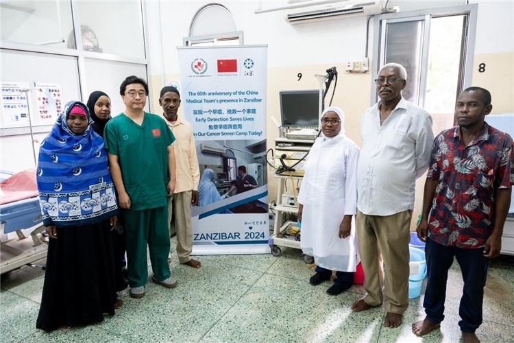 王璐醫(yī)生與部分患者合影。中國援桑醫(yī)療隊供圖