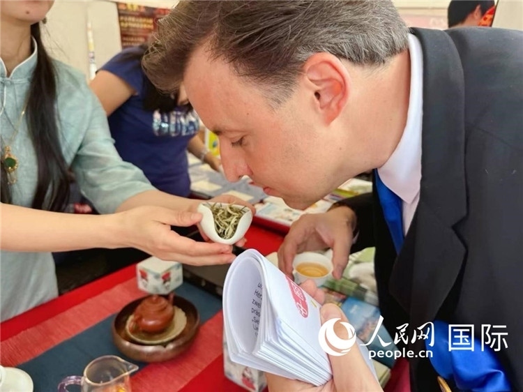 德國市民品鑒中國茶。人民網(wǎng)記者 劉赫攝