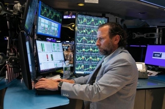 5月3日，交易員在美國紐約證券交易所交易大廳工作。新華社發(fā)（郭克攝）