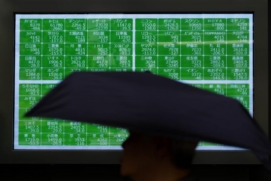 8月2日，在日本東京，行人經過一處股指信息電子顯示屏。新華社記者張笑宇攝