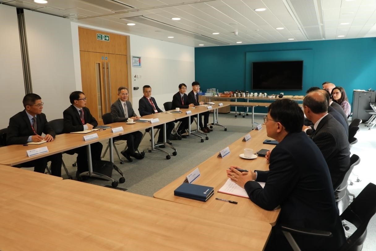 圖為中國駐英國大使鄭澤光與項目運營團隊及企業(yè)合作機構(gòu)負責(zé)人座談現(xiàn)場。中國駐英國使館供圖