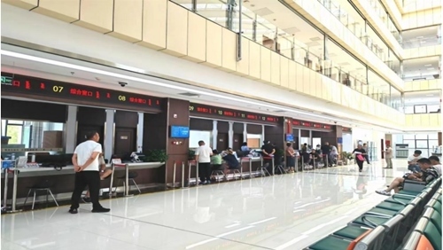 鄂托克旗政務(wù)服務(wù)中心“全科受理大綜窗”。 鄂托克旗政務(wù)服務(wù)與數(shù)據(jù)管理局供圖