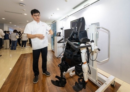 2024年5月24日，在位于上海市嘉定區(qū)的上海交通大學(xué)醫(yī)學(xué)院附屬瑞金醫(yī)院腫瘤質(zhì)子中心，工作人員介紹由瑞金醫(yī)院醫(yī)生和醫(yī)療公司共同研發(fā)的用于恢復(fù)患者下肢的醫(yī)療機器人。新華社記者 王翔 攝