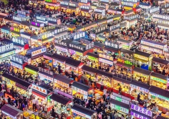 2024年4月21日，人們在河北省正定縣小商品夜市品嘗美食（無人機照片）。新華社發(fā)（武志偉 攝）