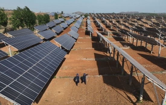 2024年4月16日，工人在河北省石家莊市靈壽縣譚莊鄉(xiāng)程家莊村的“農(nóng)光互補”光伏發(fā)電場巡查（無人機照片）。新華社記者 楊世堯 攝