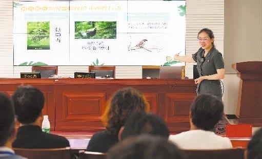 圖②：法官給旁聽群眾講解破壞生態(tài)環(huán)境的危害和法律后果。