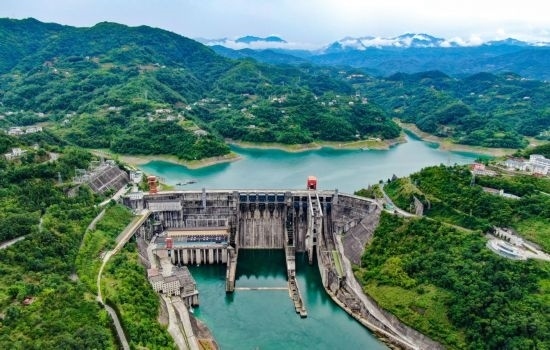 這是陜西安康水電站大壩（2024年6月21日攝，無人機照片）。新華社記者 蔡湘鑫 攝