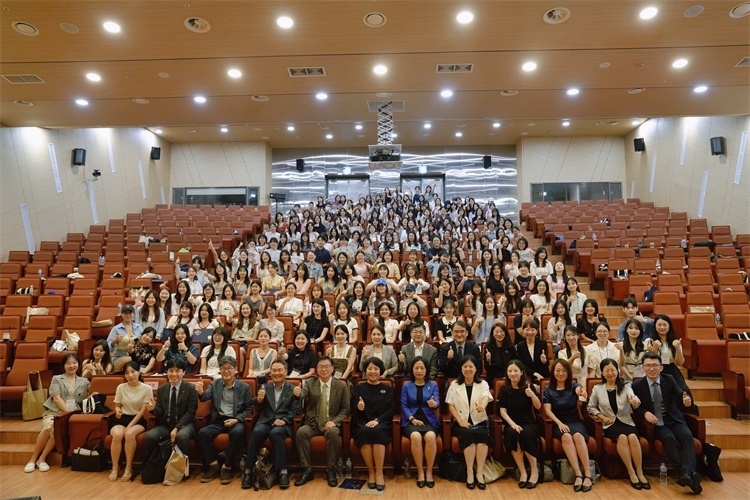 8月5日，第十一屆在韓國際中文教育志愿者崗中培訓(xùn)舉行開班儀式。圖為活動現(xiàn)場合影。 教育部中外語言交流合作中心供圖