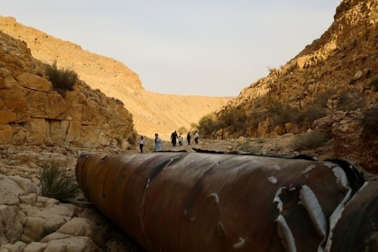 這是4月28日在以色列南部城市阿拉達附近拍攝的伊朗導(dǎo)彈殘骸。新華社發(fā)（賈馬爾·阿瓦德攝）