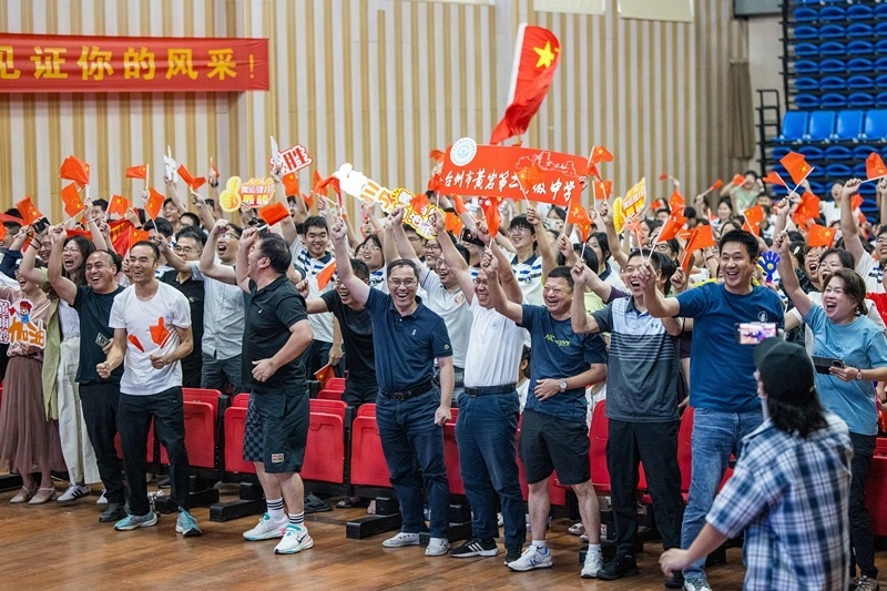 北京時間7月27日，2024年巴黎奧運會首個比賽日，在射擊10米氣步槍混合團體比賽中，中國選手黃雨婷/盛李豪獲得金牌。圖為黃雨婷的母校師生們通過收看奧運直播的方式為她加油助威。