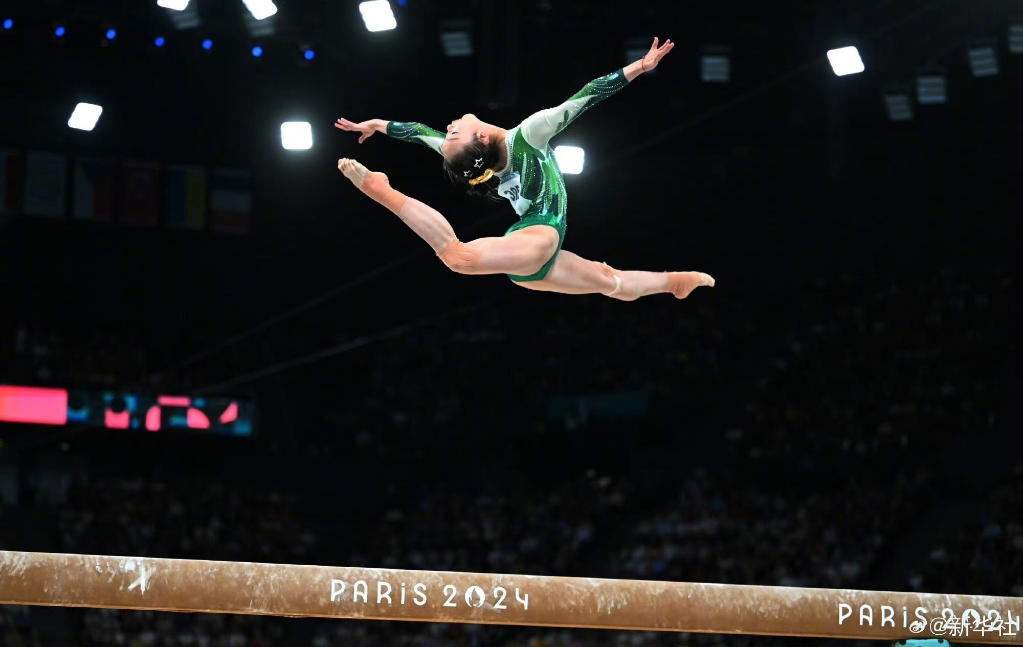 巴黎奧運會體操女子平衡木比賽中，中國選手周雅琴的靚麗身姿