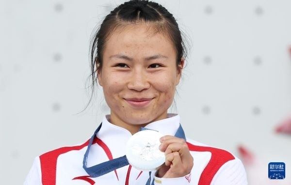 北京時(shí)間8月7日，在巴黎奧運(yùn)會(huì)攀巖女子速度賽比賽中，中國選手鄧麗娟獲得銀牌。圖為亞軍中國選手鄧麗娟在頒獎(jiǎng)儀式上。新華社記者 高靜 攝