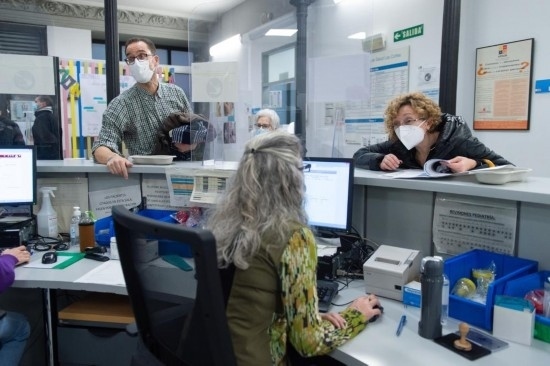 1月15日，人們?cè)谖靼嘌礼R德里一家診所內(nèi)就診。新華社發(fā)（古斯塔沃·巴連特?cái)z）