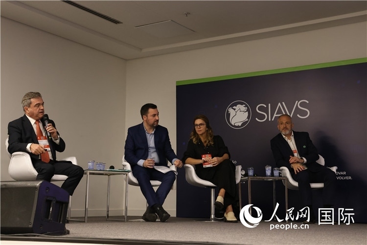 巴西動物蛋白協(xié)會高層管理人員在展覽會舉辦前接受外國記者采訪。 人民網(wǎng)記者 時元皓攝