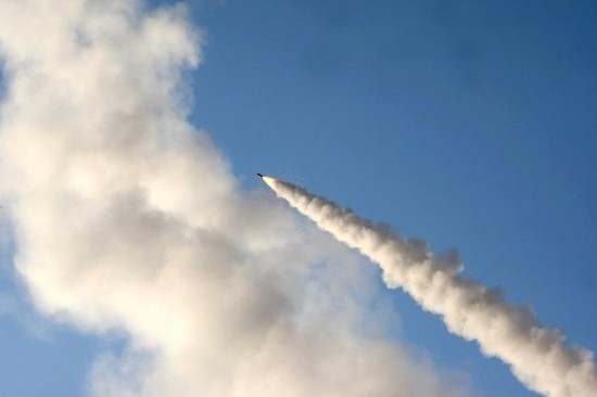 這張2011年6月28日在伊朗中部城市庫姆附近拍攝的照片顯示，一枚導(dǎo)彈在“偉大先知６”軍事演習(xí)中發(fā)射升空。新華社發(fā)