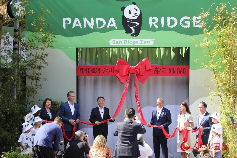 1、中國(guó)駐美國(guó)大使謝鋒、加州州長(zhǎng)紐森、圣迭戈市市長(zhǎng)格洛利亞等人共同為“熊貓嶺”開(kāi)館剪彩。 人民網(wǎng)記者 李志偉攝