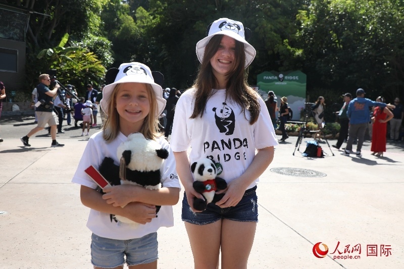 3、美國(guó)當(dāng)?shù)卦S多民眾來(lái)圣迭戈動(dòng)物園看熊貓。 人民網(wǎng)記者 李志偉攝