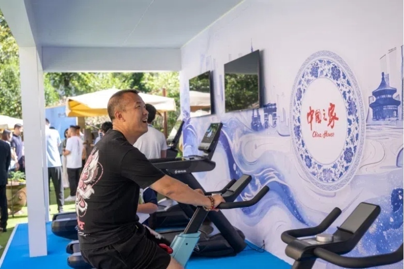 參觀者在智慧體育公園體驗(yàn)動(dòng)感單車(chē)。巴黎