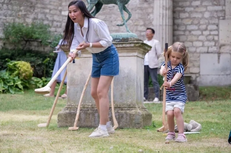小朋友體驗(yàn)捶丸游戲。巴黎