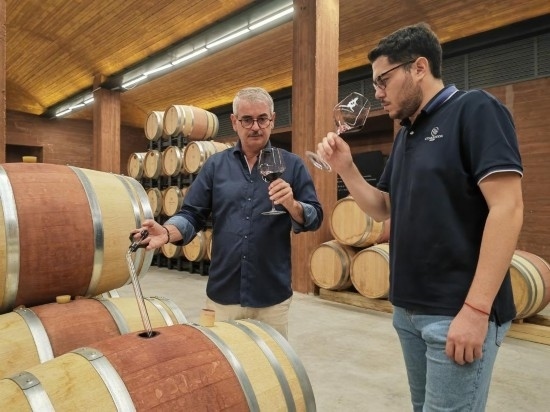  8月7日，尼古拉·格里馬（左）與同事在酒窖中。新華社記者 劉海 攝