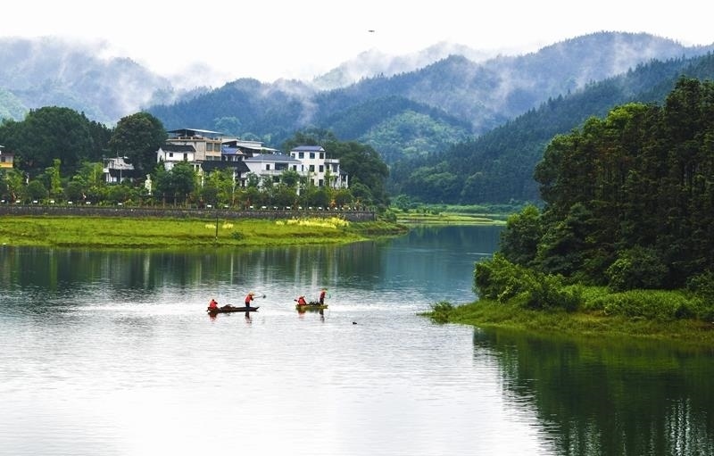 2024年6月5日，志愿者在湖南常寧市洋泉水庫(kù)清理水面漂浮物。