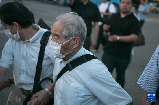 8月12日晚，侵華日軍第七三一部隊（簡稱“731部隊”）“少年隊”原隊員清水英男，乘機抵達哈爾濱。新華社記者 王松 攝