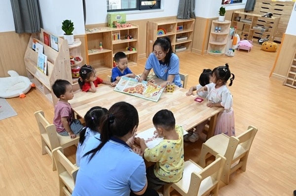 鄭州市金水區(qū)杜嶺街道工會專門開設(shè)了低幼兒童托管班。人民網(wǎng)記者王玉興攝