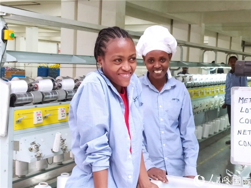 無(wú)錫金茂埃塞面料廠車間的當(dāng)?shù)嘏?。人民網(wǎng)記者黃培昭攝