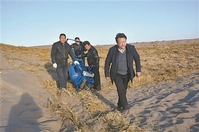 徐先英（右一）帶隊(duì)在沙漠腹地試驗(yàn)新型手扶式小沙障機(jī)。受訪者供圖