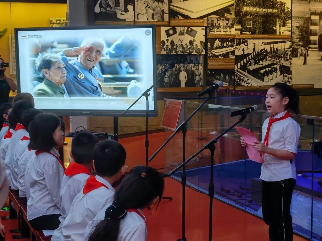 南京市科睿小學(xué)二年級(jí)學(xué)生章若初為大家講述抗戰(zhàn)老兵手印的故事。 新華社記者 邱冰清 攝