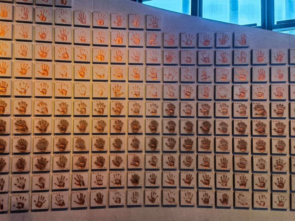 圖為侵華日軍南京大屠殺遇難同胞紀(jì)念館“三個(gè)必勝”展廳排列的648個(gè)鮮紅的手?。ň植浚?。新華社記者 邱冰清 攝