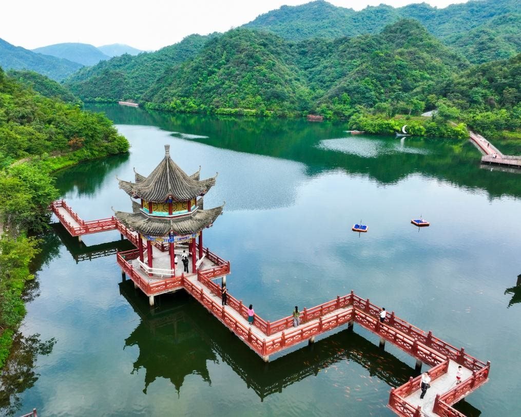 2024年8月11日，游客在湖南省雙牌縣陽明山國家森林公園萬和湖休閑游玩。新華社發(fā)（周秀魚春攝）