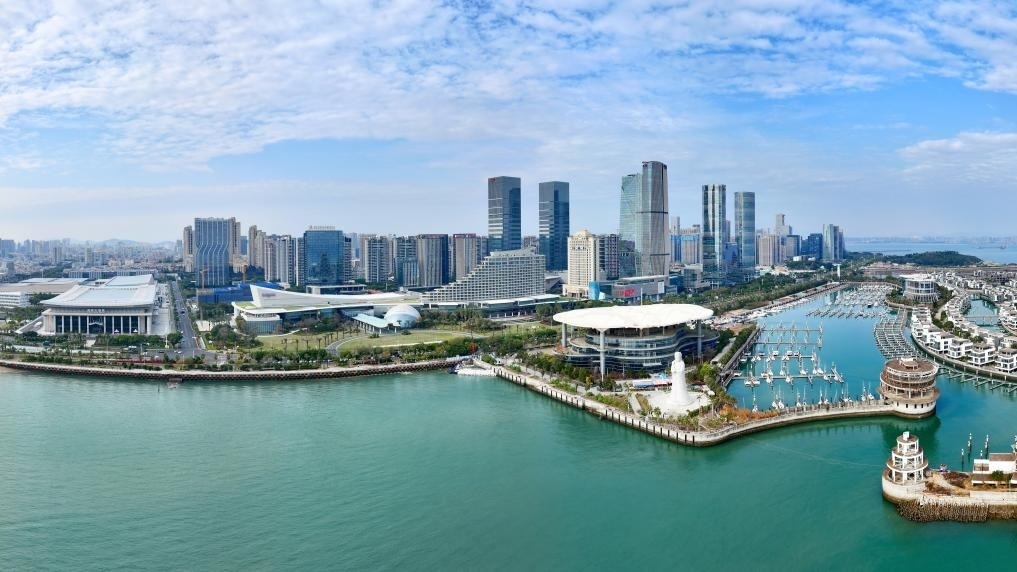 2024年1月24日拍攝的廈門國際會議中心、環(huán)島路一帶濱海城市景觀。新華社記者姜克紅攝