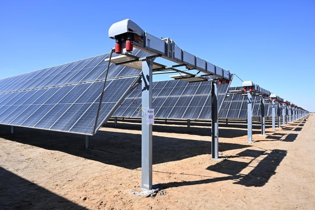 這是2023年3月18日在位于阿聯酋阿布扎比南部的艾爾達芙拉光伏電站拍攝的光伏板。新華社發(fā)（中國機械設備工程股份有限公司阿布扎比分公司供圖）