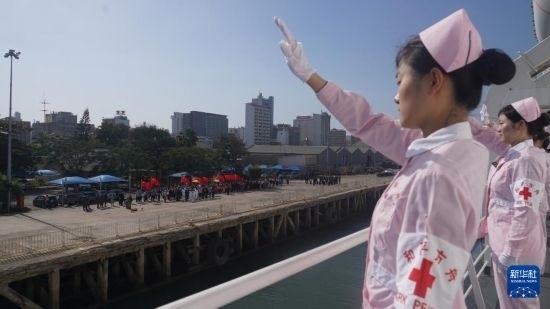 當(dāng)?shù)貢r(shí)間8月16日上午10時(shí)許，執(zhí)行“和諧使命-2024”任務(wù)的中國(guó)海軍“和平方舟”號(hào)醫(yī)院船圓滿結(jié)束對(duì)莫桑比克的訪問(wèn)，駛離馬普托港，前往本次任務(wù)第五站南非。新華社發(fā)（曹春耀 攝）