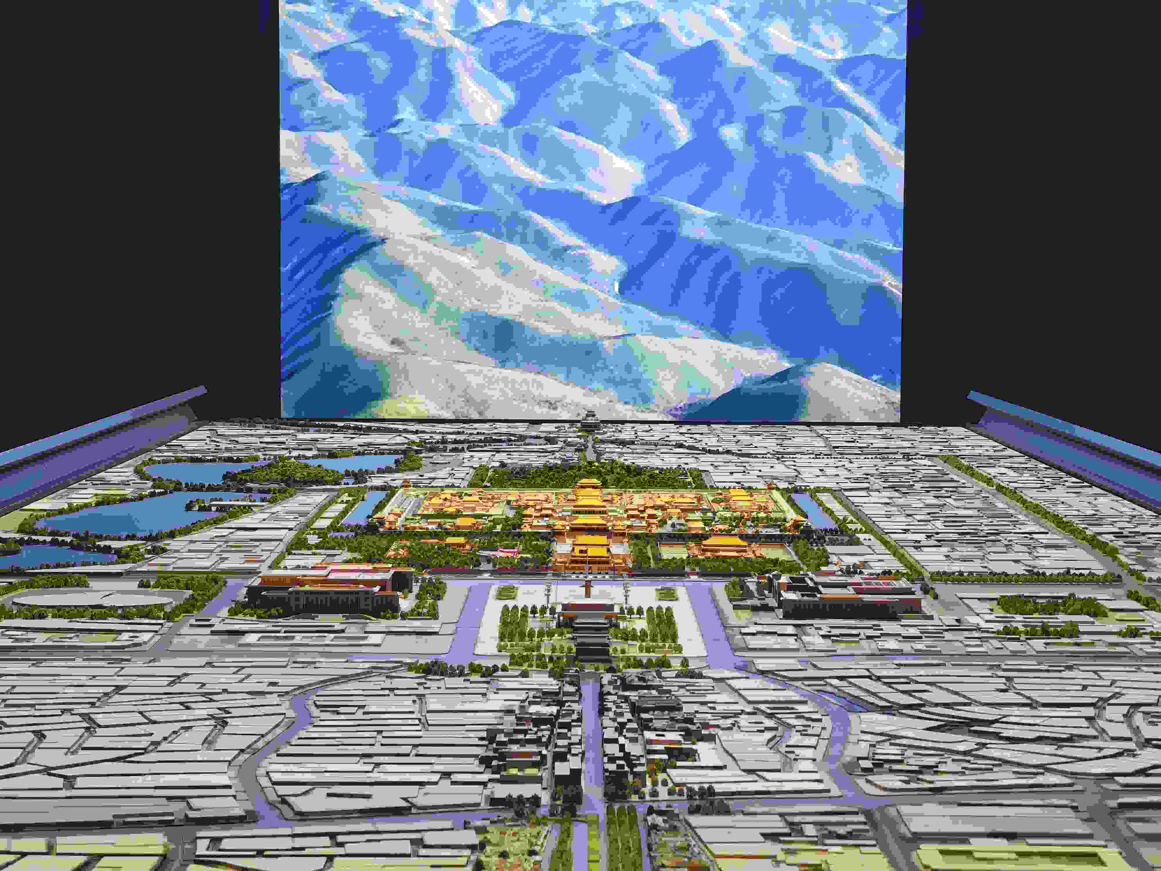 2023年3月，北京首都博物館精心制作的16米長(zhǎng)中軸線沙盤，配以立體投影技術(shù)，展現(xiàn)了北京中軸線之壯美。