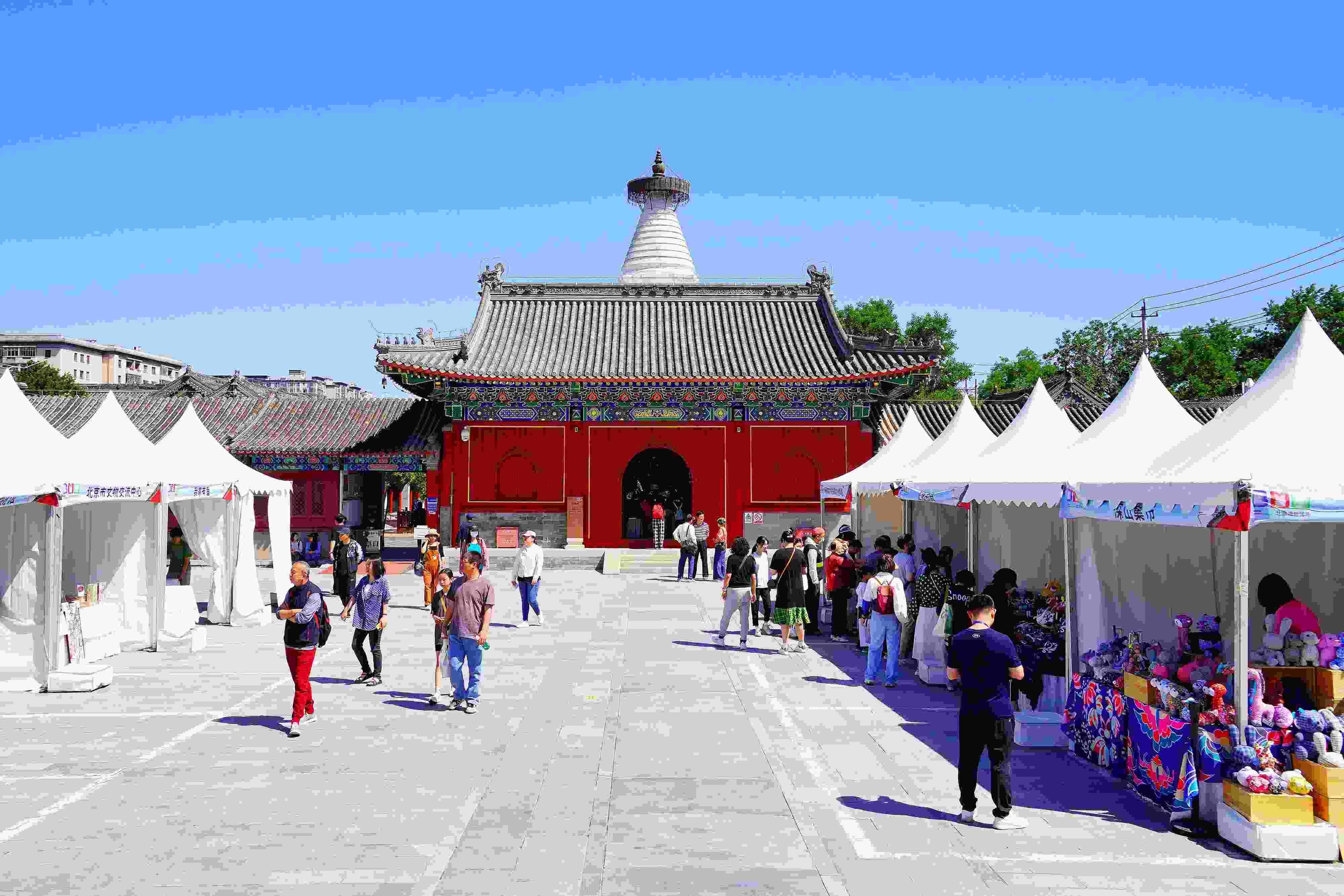 2024年5月，“北京白塔文化市集”在已有700余年歷史的妙應(yīng)寺白塔下舉行。