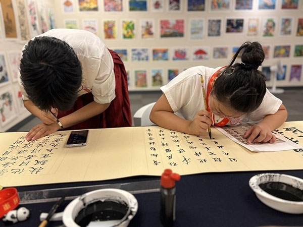 參加本次展覽的青少年在現(xiàn)場(chǎng)進(jìn)行書(shū)法創(chuàng)作。主辦方供圖