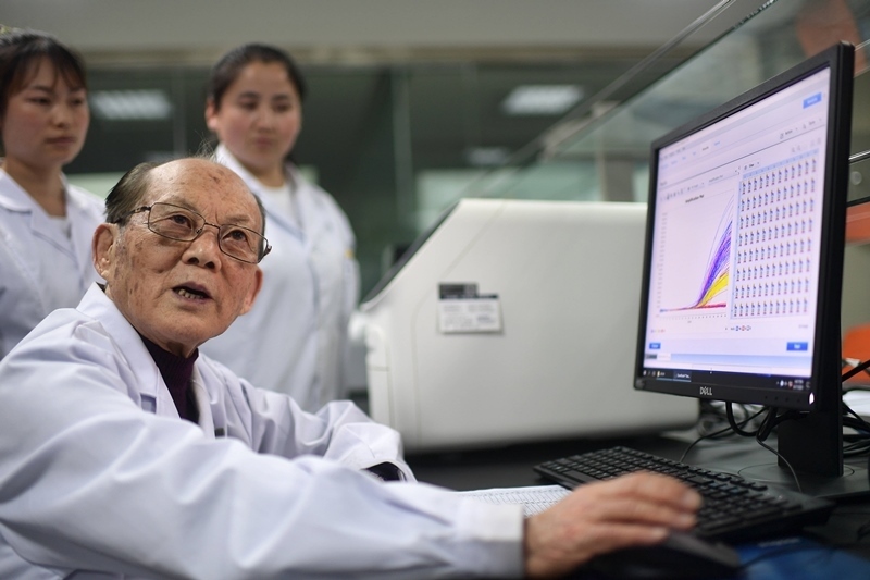 2021年6月17日，吳天一（前）在青海西寧的實驗室內和學生討論。