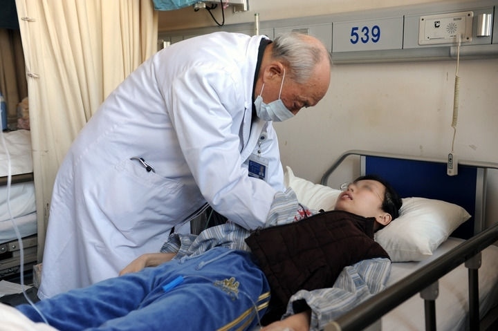 瑞金醫(yī)院終身教授王振義在上海瑞金醫(yī)院為病人看?。ㄙY料照片）。 新華社發(fā)