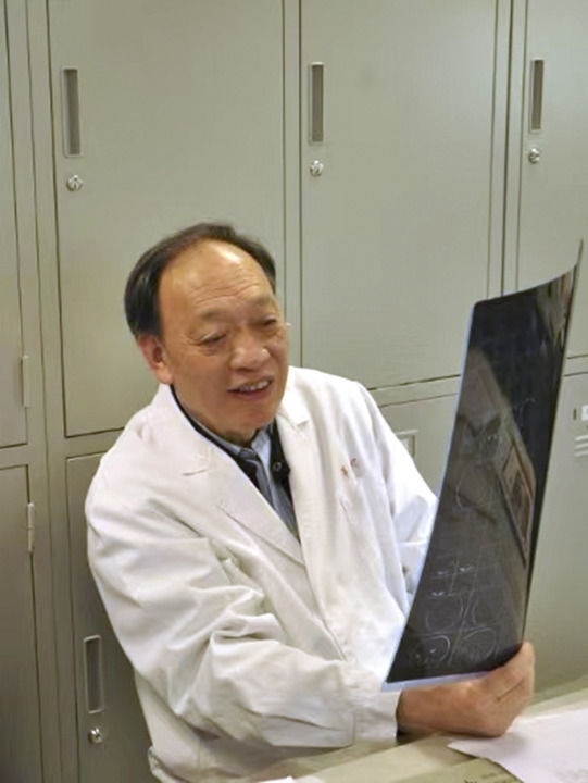 復(fù)旦大學(xué)附屬華山醫(yī)院感染科終身教授翁心華在工作（資料照片）。 新華社發(fā)