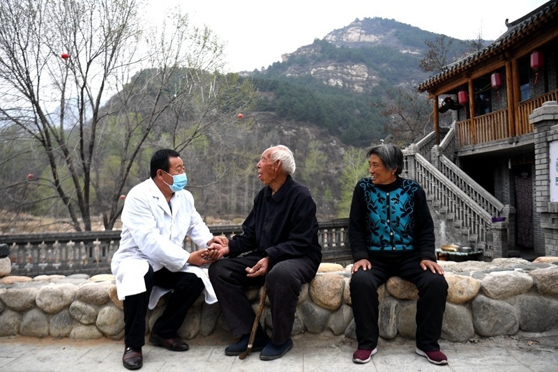 2020年4月15日，在河北阜平縣龍泉關鎮(zhèn)駱駝灣村，村醫(yī)霍建國為村民把脈。