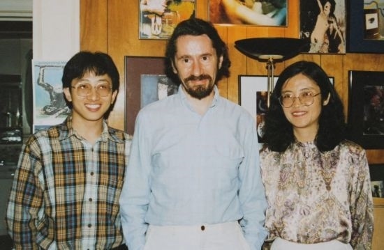 1992年，朱銳（左）赴美國杜蘭大學攻讀心靈哲學與認知科學，師從心靈哲學和認知科學家Radu Bogdan（中），右為朱銳師姐、北師大教授田平。