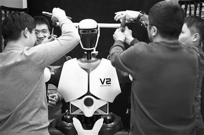 科研人員在調(diào)試機器人。新華社記者 金立旺攝