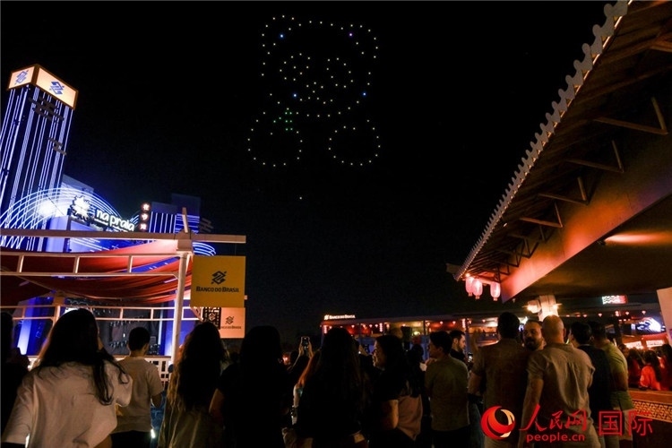 當(dāng)?shù)孛癖娪^看無(wú)人機(jī)表演。人民網(wǎng)記者 宋亦然攝