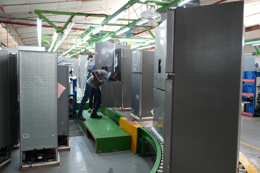 8月14日，在南非開普敦，當(dāng)?shù)貑T工在海信南非工業(yè)園的冰箱生產(chǎn)線上工作。新華社記者王雷攝